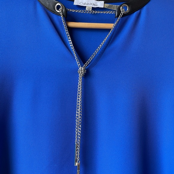 NWOT Calvin Klein Woman’s Royal blue roll up sleeve button top with chain - Picture 5 of 11